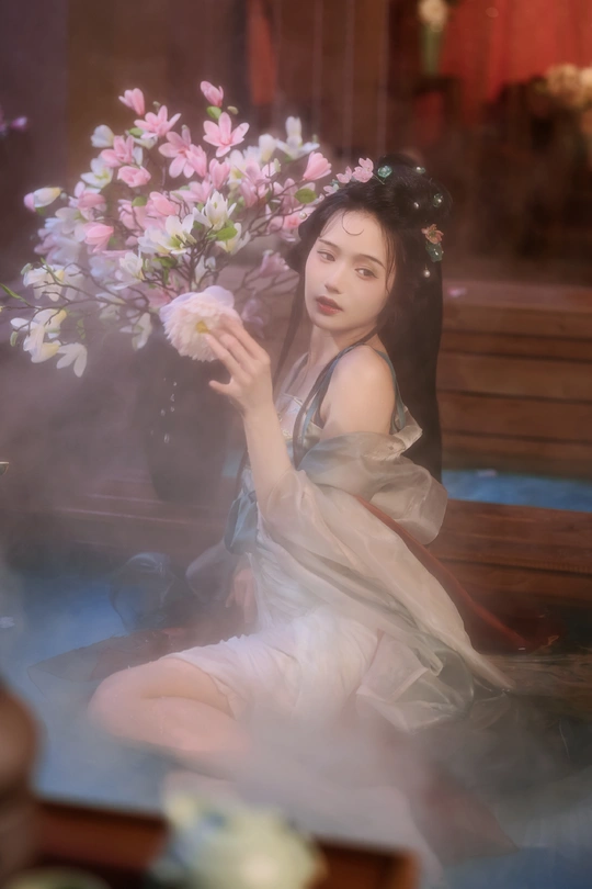 一位坐着拿着花的女士的肖像