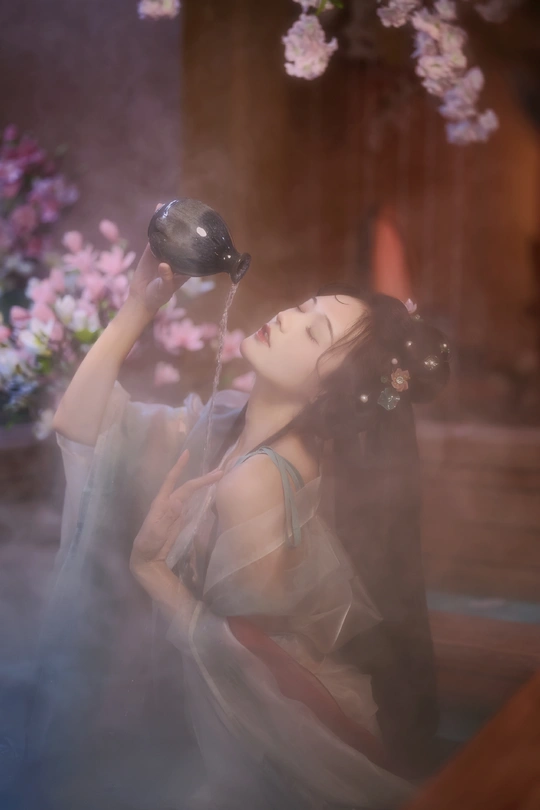 一位女士拿着一杯红酒喝着水