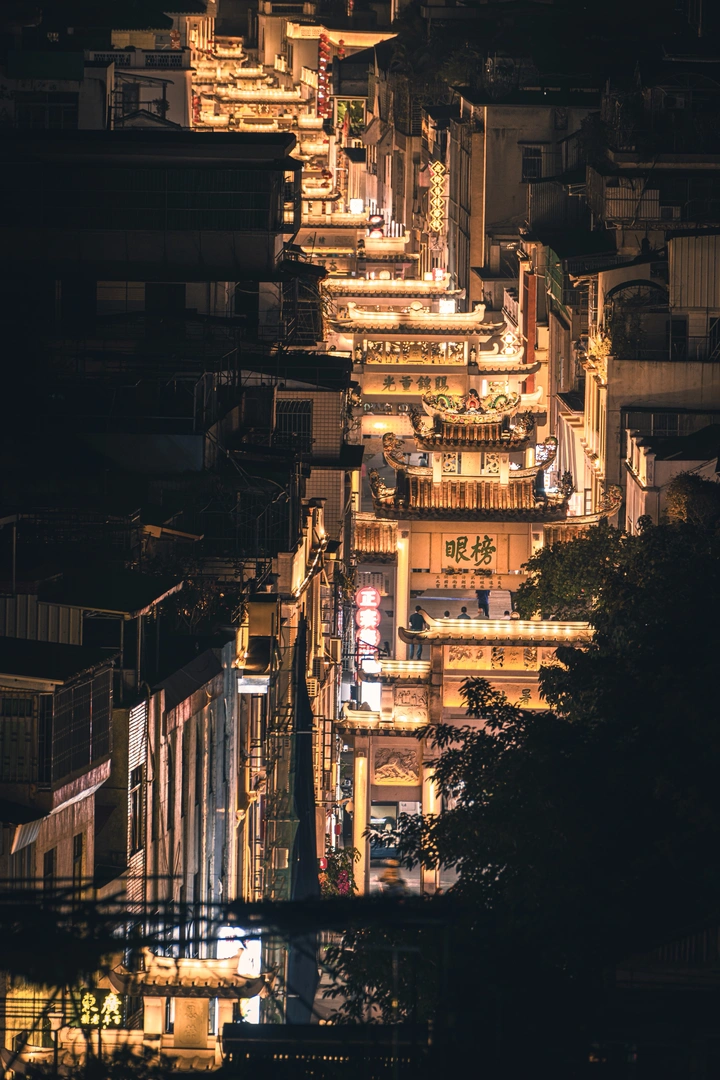 夜色中的潮州牌坊街