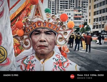 一个人穿着游行中的服装