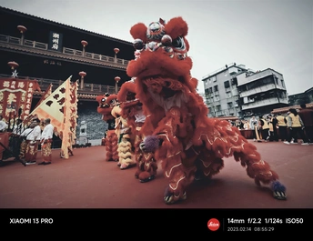 穿红 costume 的舞者在穿传统 costume 的人们面前表演