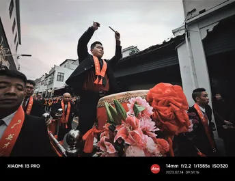 在游行中 一个有鼓的男子