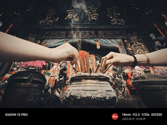 一个人在神前握着女人的手