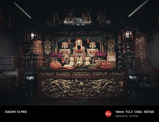 在一个黑暗的房间里有一个宗教神殿。