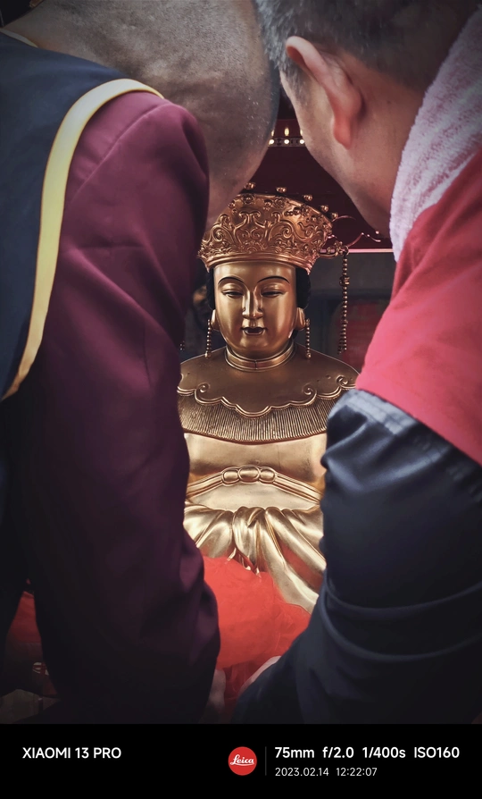 一个男人在寺庙里亲吻一座雕像