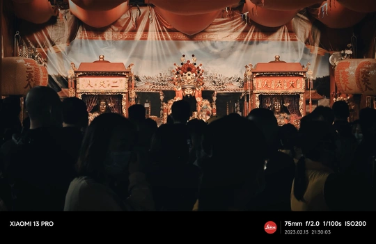 一场音乐会上的大量人群