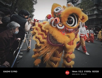 穿着戏服的演员在游行中与龙一起跳舞