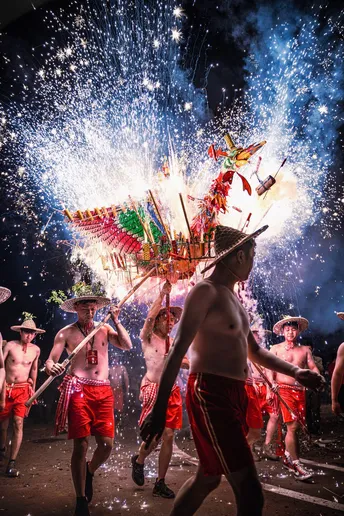 一些男性和男孩在节日期间跳舞 烟花绽放。