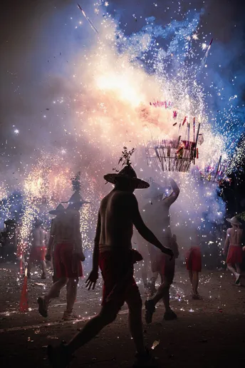一场有烟花表演的节日人群