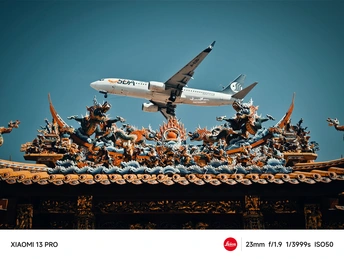 天空上飞行的飞机 在建筑物上方