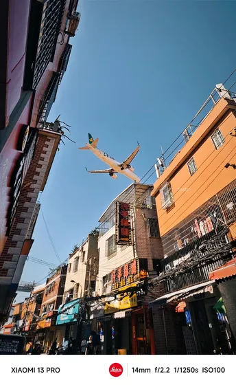 飞机在天空中飞越城市