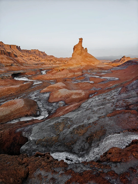 沙漠中的红色岩石和水景
