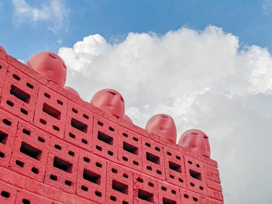 一面红砖墙对着蓝天