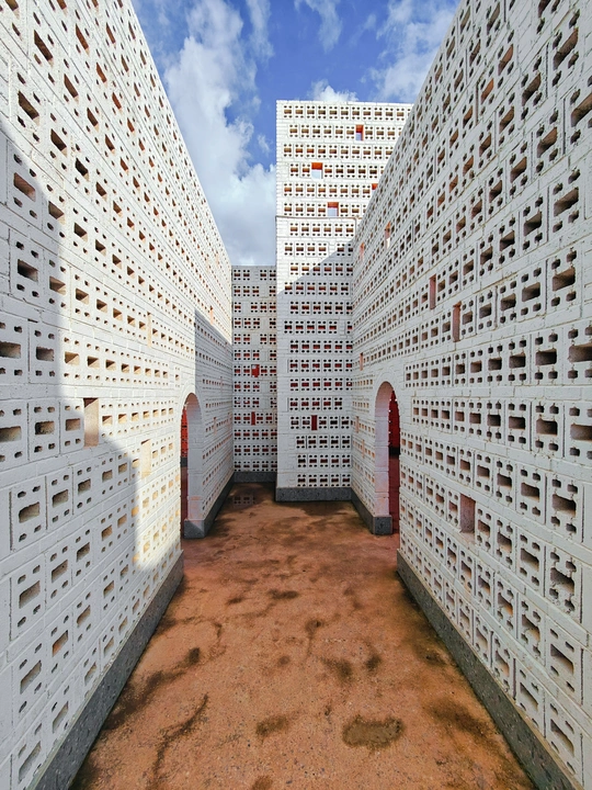 一栋由白色砖块建成的房子 背景是天空。