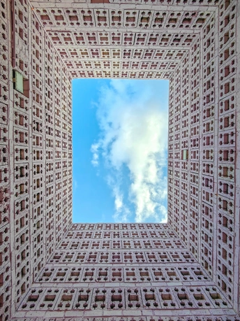 抬头仰望有蓝天背景的建筑物