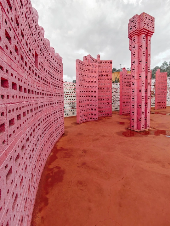 安装由红砖组成 这些砖排列成一面墙。