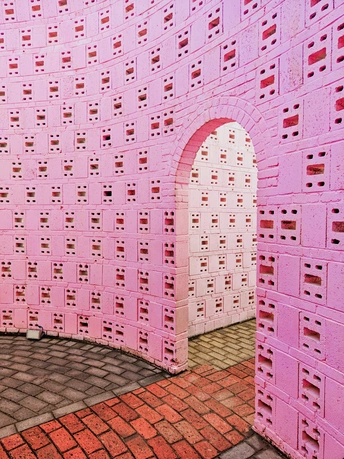 一个粉红色的房间 里面有红色的砖块。