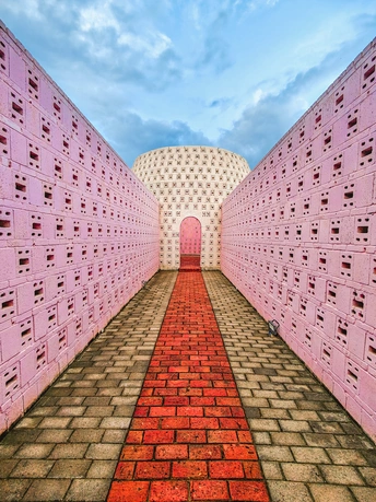 天空中的粉色走廊