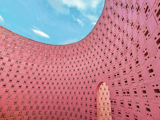 粉红色墙壁和背景天空的建筑