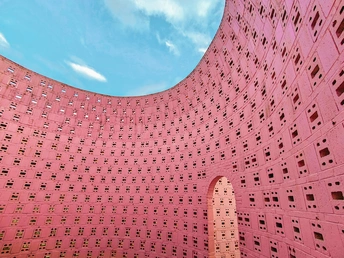 粉红色墙壁和背景天空的建筑