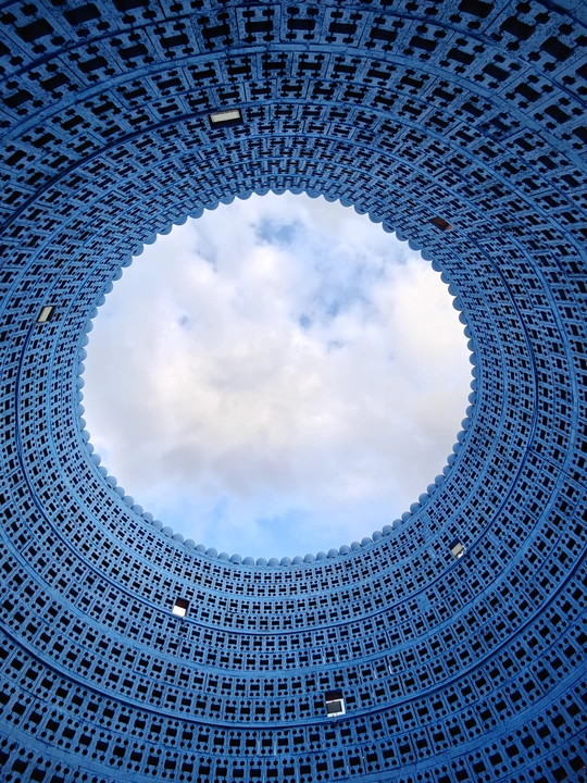 背景为多云的天空中的建筑物上的圆形孔洞