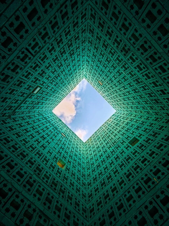 抬头看着建筑上的方形孔