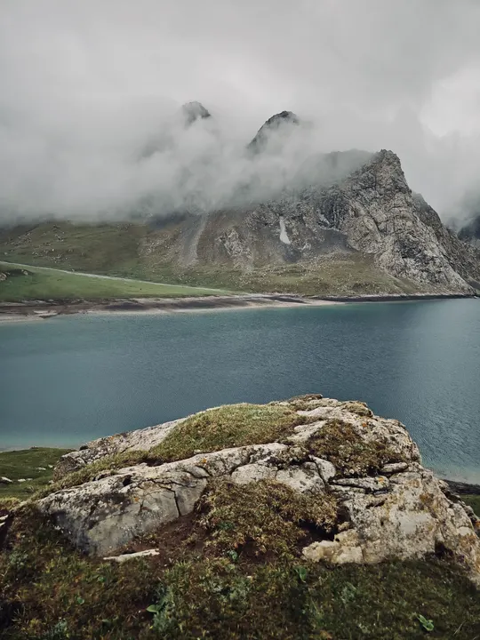 背景有岩石和山脉的湖泊