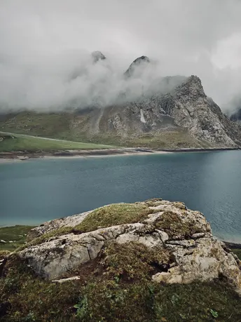 背景有岩石和山脉的湖泊