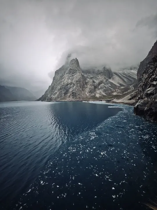 背景有山的水体