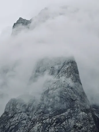 雾气缭绕的山尖