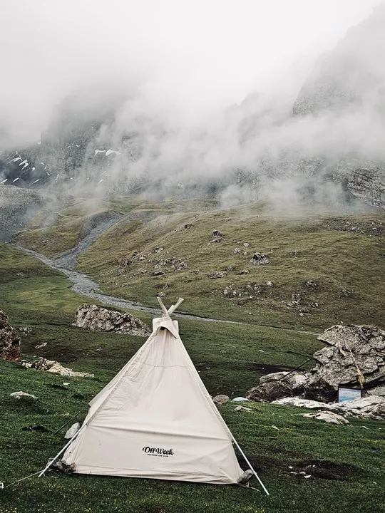 在阴天的一座山上的帐篷