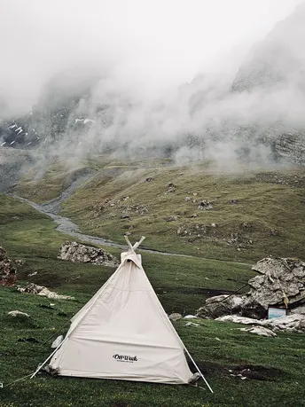 在阴天的一座山上的帐篷