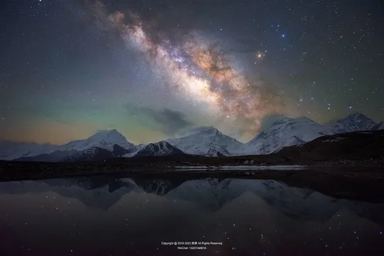 夜晚山中的湖泊 天空中繁星闪烁