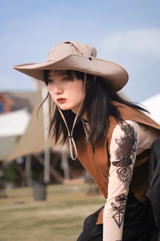 一个戴帽子女士手持手机