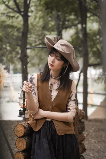 一个戴帽子拿灯笼的女孩