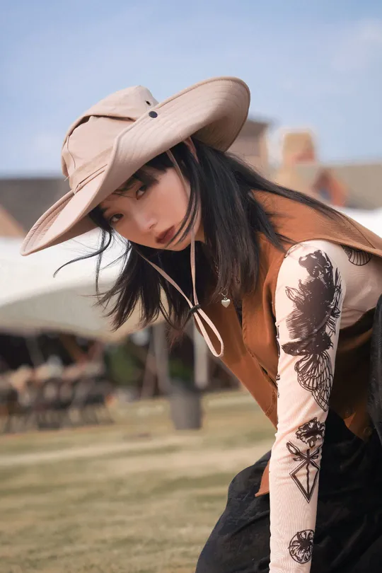 戴帽子的女人有纹身