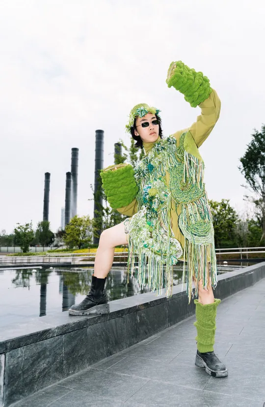 一位穿着绿色服装的女性正在摆姿势