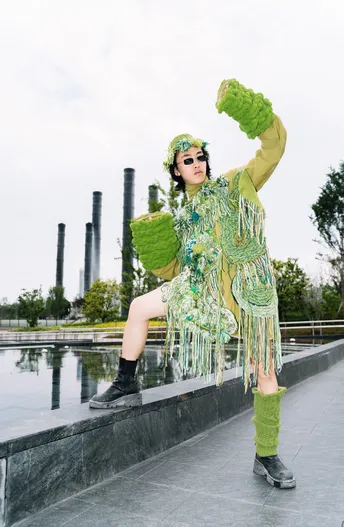 一位穿着绿色服装的女性正在摆姿势
