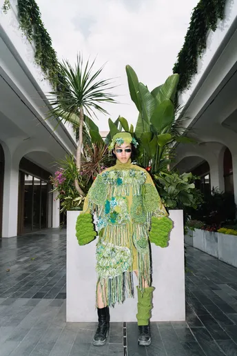 一位穿着裙子的模特在展览会上。