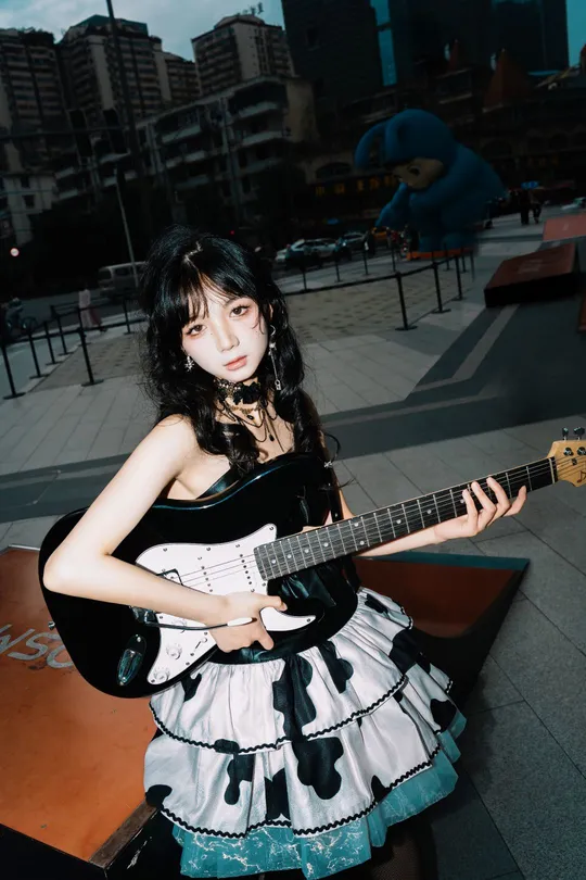 一位年轻女子在屋顶上弹吉他