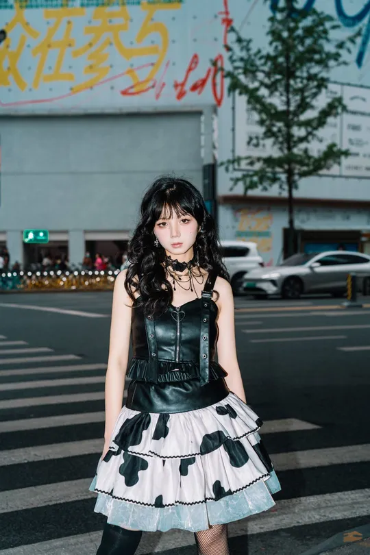 穿黑白色连衣裙的女人