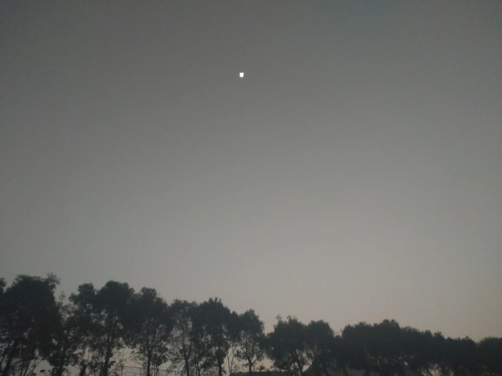 凌晨五点，城市的天空。