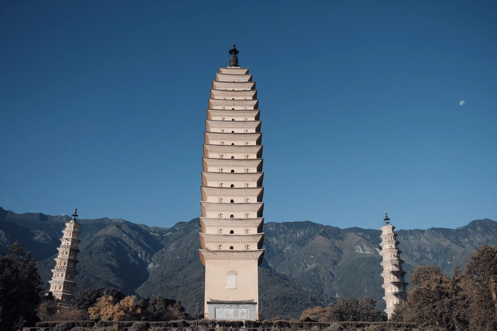 三塔映月