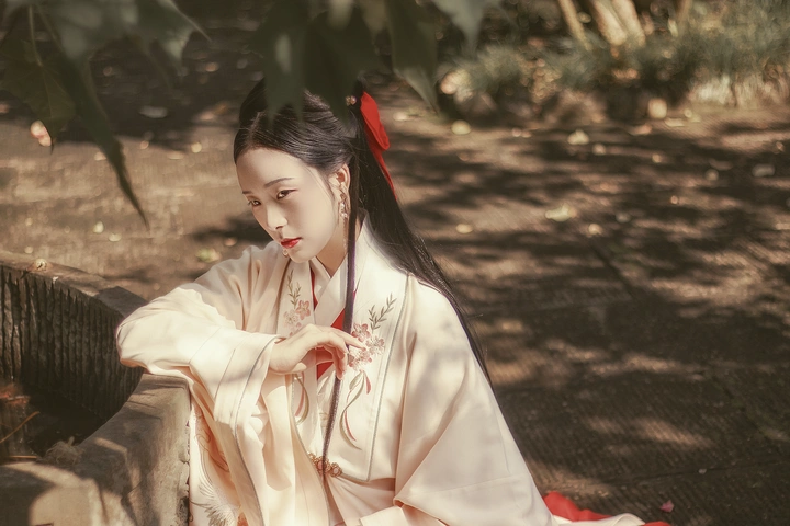 犹为离人照落花