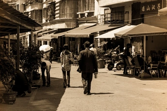 一张黑白照片 人们正在走下街道。