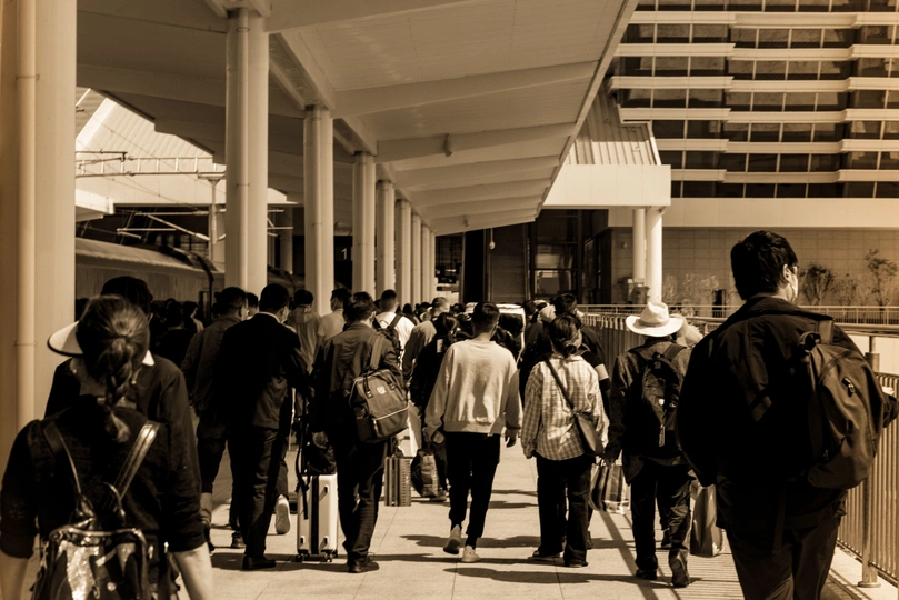 大量人群沿着火车站的步行道行走