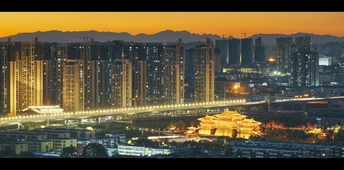 夕阳下照亮的高楼大厦