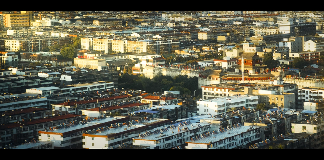 大型城市的空中俯瞰 有许多建筑。