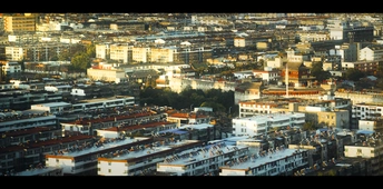 大型城市的空中俯瞰 有许多建筑。