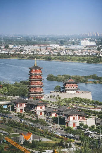 湖边有一座大型宝塔 背景是一座城市